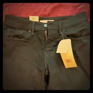 Levi’s classic mid-rise skinny jeans.